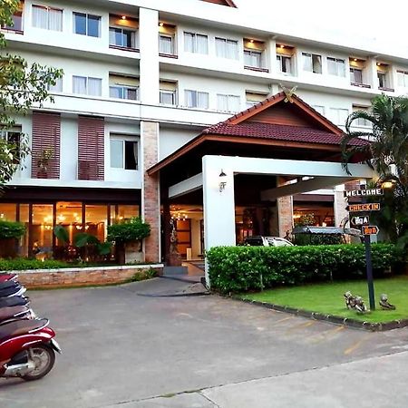 Nana Buri Hotel Chumphon Bagian luar foto