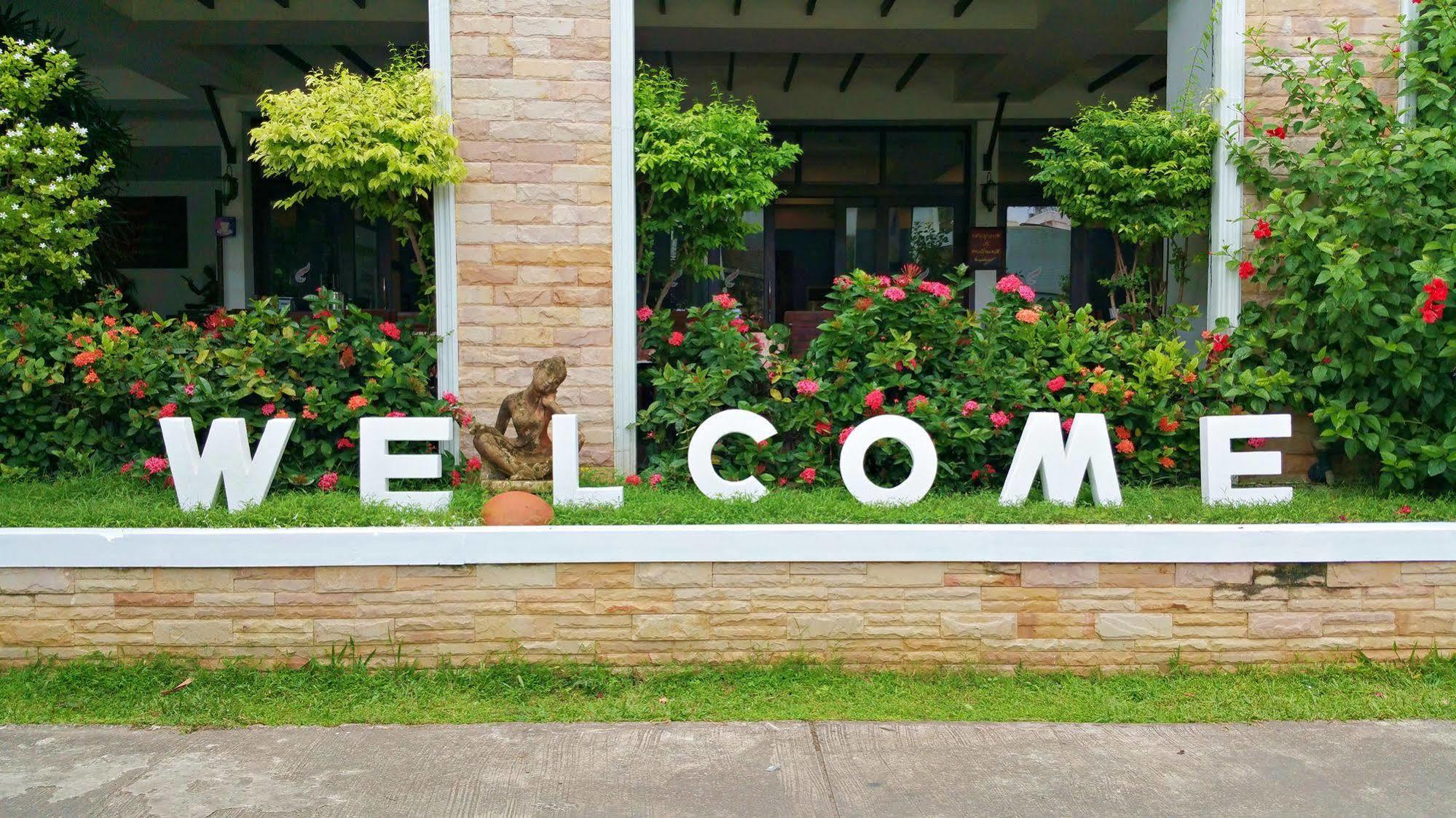 Nana Buri Hotel Chumphon Bagian luar foto