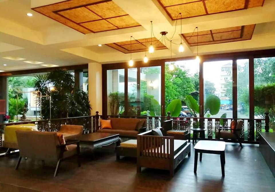 Nana Buri Hotel Chumphon Bagian luar foto