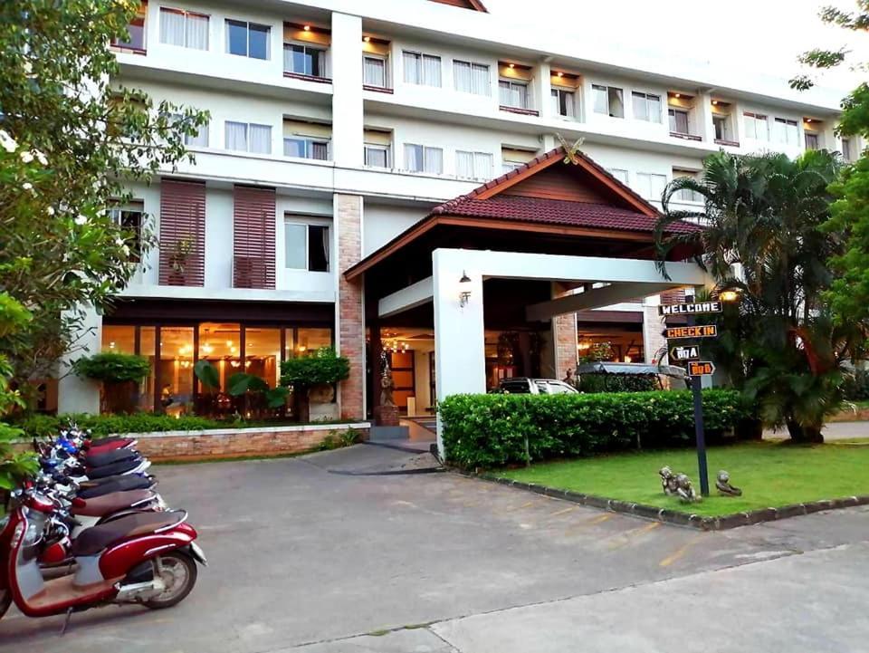 Nana Buri Hotel Chumphon Bagian luar foto