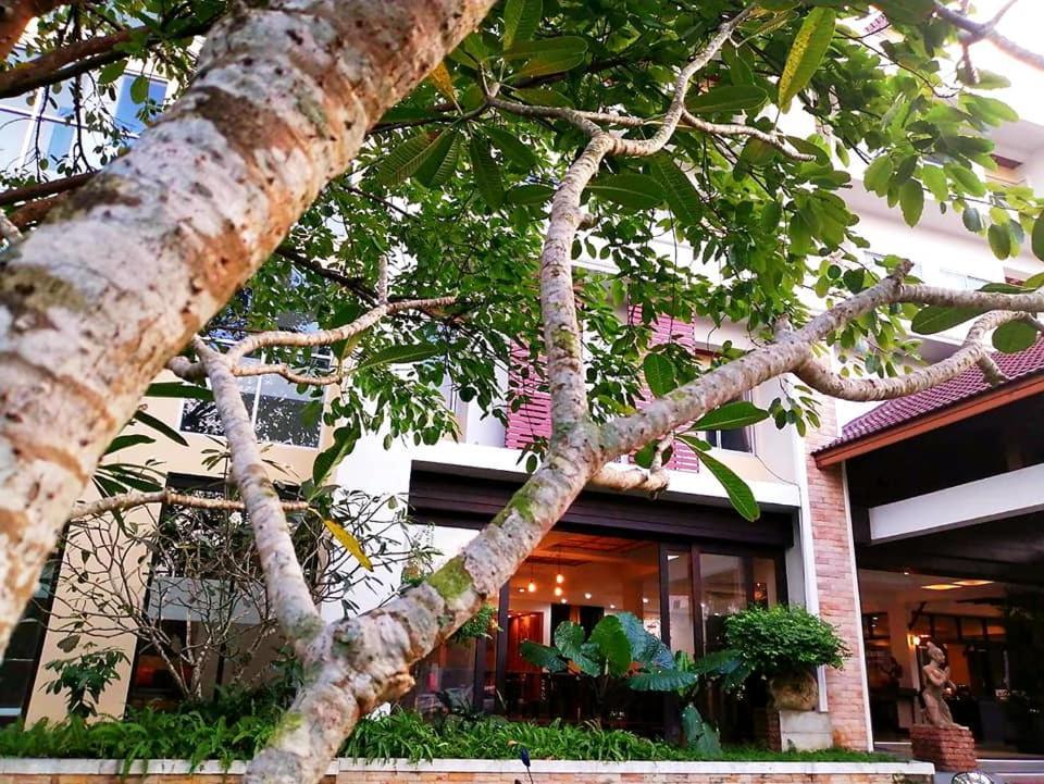 Nana Buri Hotel Chumphon Bagian luar foto