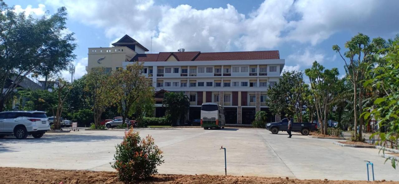 Nana Buri Hotel Chumphon Bagian luar foto