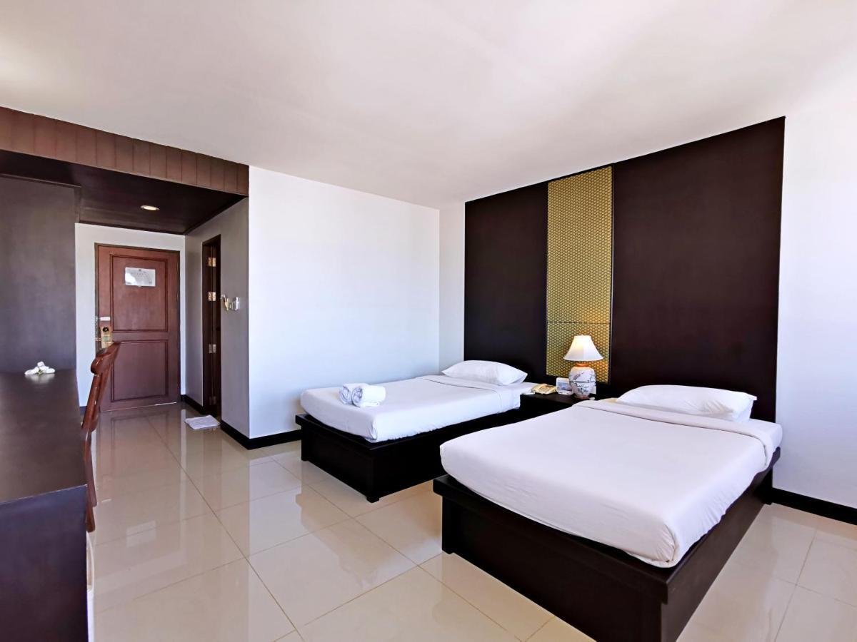 Nana Buri Hotel Chumphon Bagian luar foto
